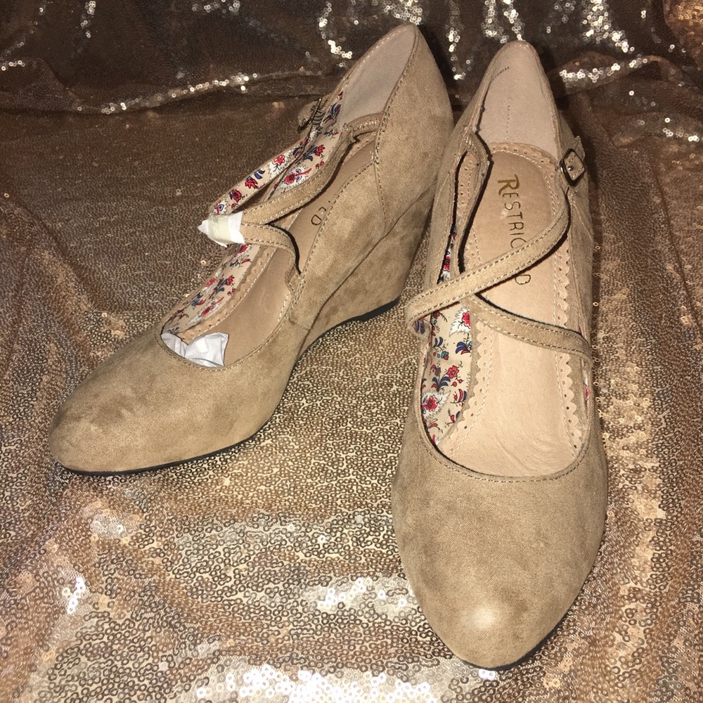 Restricted suede wedge heels